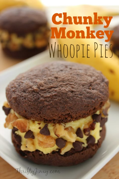 Whoopie Pies Recipe, Cheesecake Strawberries, Whoopee Pie, Whoopie Pie Recipe, Banana Treats, Moon Pies, Cookie Sandwich, Baked Cheesecake, Homemade Snickers