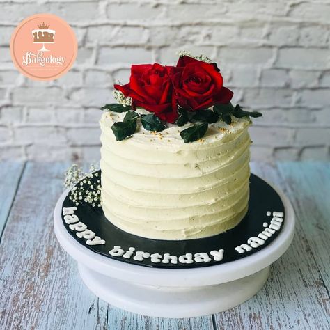 Cake With Fresh Roses, Vanilla Cake Frosting, Cake With Fresh Flowers, Moist Vanilla Cake, Fresh Flower Cake, Butter Icing, Cake Frosting, Small Wedding, Vanilla Cake