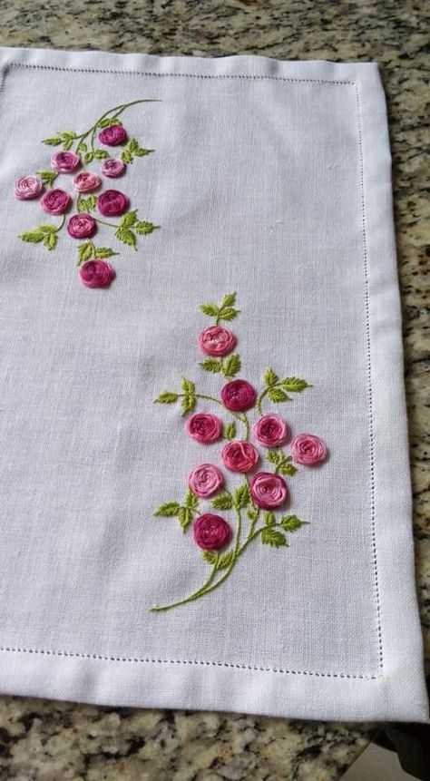 White Roses Embroidery, Rumal Design, Sulaman Pita, Simple Hand Embroidery Patterns, Diy Embroidery Designs, Hand Embroidery Patterns Flowers, Hand Embroidery Videos, Diy Embroidery Patterns, Basic Embroidery Stitches