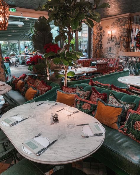 THE IVY CHELSEA GARDEN RESTAURANT Ivy Chelsea Garden, Caffe Design, Russian Tea Room, Guatemalan Decor, Ivy Garden, Hufflepuff Common Room, Ivy Restaurant, The Ivy Chelsea, Beautiful Salon