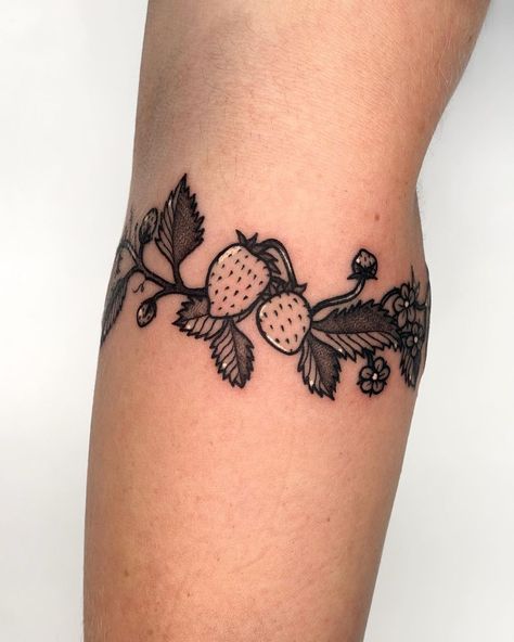 𝖘𝖆𝖗𝖆𝖍-𝖈𝖍𝖆 on Instagram: “Freehand strawbaby wraparound vine for Liv!! Thank you ❣️🍓💃🏻 Swipe for videos · · · · ·…” Warp Around Arm Tattoo, Wraparound Wrist Tattoo, Wraparound Tattoo, Around Arm Tattoo, Wrap Around Tattoo, Wrist Tattoo Ideas, Wrap Tattoo, Sharpie Tattoos, Wrist Tattoo