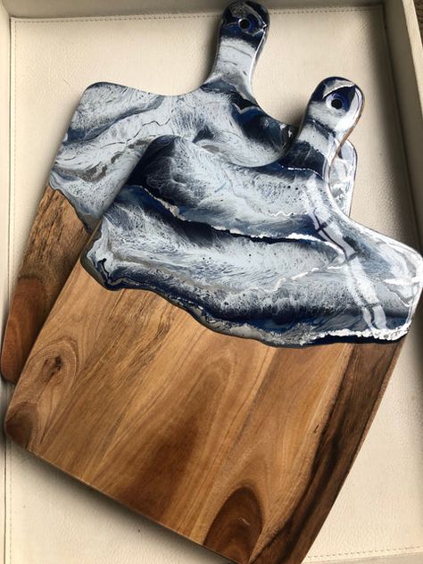 Resin Chopping Board, Resin Boards, Diy Resin Projects, Cheese Boards, Resin Design, Resin Furniture, Epoxy Resin Wood, Epoxy Resin Crafts, Epoxy Resin Art