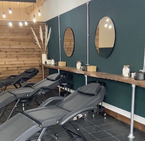 Brow bar & academy decor Pmu Organization, All Black Esthetician Room, Cabin Salon, Pmu Studio Ideas, Society Tattoo, Pmu Studio, Saloon Ideas, Microblading Studio, Living Room Designs Cozy