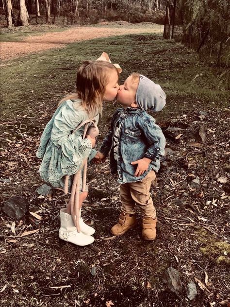 Cute Brother And Sister, Brother And Sister Photo, Sister Photoshoot, Sibling Art, Brother Pictures, Brother Photos, Sibling Pictures, Siblings Goals, Sister And Brother