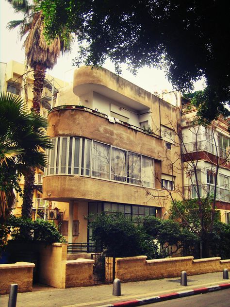 Tel Aviv Bauhaus Mehr Modern Art Deco Architecture, Art Deco Facade, Le Corbusier Architecture, Bauhaus Architecture, Bauhaus Art, Walter Gropius, Art Deco Buildings, Brutalist Architecture, Organic Architecture