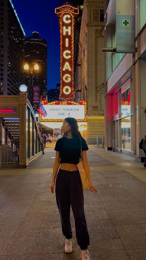 Chicago Theater Pictures, Chicago Inspo Pics, Chicago Must Do, Chicago Picture Ideas, Chicago Poses, Cutesy Poses, Chicago Instagram Pictures, Chicago Outfit Ideas, Chicago Senior Pictures