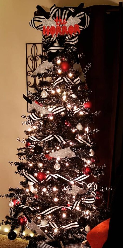 DIY horror themed black Christmas tree for the horror fanatic Horror Themed Christmas Tree, Horror Movie Christmas Tree, Horror Christmas Decorations, Scary Christmas Decorations, Elvira Christmas, Horror Christmas Tree, Alt Christmas, Goth Xmas, Diy Horror