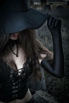 http://lunaswitchescloset.blogspot.com/2016/04/a-modern-day-white-witchs-guide.html Witch Photos, Halloween Photography, Beautiful Witch, Ange Demon, Halloween Photoshoot, Season Of The Witch, Witch Art, Halloween Photos, Witchy Woman