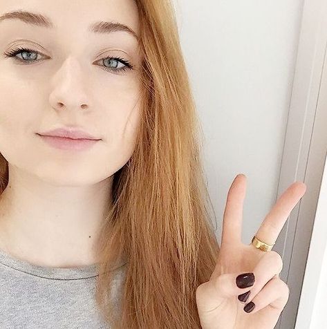 sophie turner redhead red hair ginger selfie peace sign black nail polish Sofie Turner, Sophia Turner, Painting Famous, Daniel Gillies, Pretty Females, Sansa Stark, Sophie Turner, Maisie Williams, Woman Painting