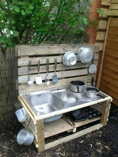 30 Kids Outdoor Mud Kitchen Ideas 49 - Kids Playhouses & Playgrounds - 1001 Gardens Mud Kitchen Diy, Mud Kitchen For Kids, Beautiful Outdoor Furniture, Diy Storage Rack, Backyard Kids Play Area, Diy Mud Kitchen, Kids Mud, Play Kitchens, Kids Outdoor Furniture