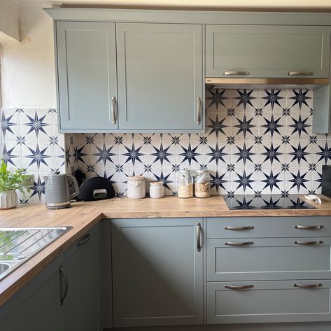 Star Tiles Kitchen Splashback, Blue And White Kitchen Tiles, Tiled Kitchen Wall, Patterned Tile Kitchen, Cement Tiles Kitchen, Traditional Kitchen Tiles, Kitchen Tiles Wall, Patterned Kitchen Tiles, Tiny Kitchen Design