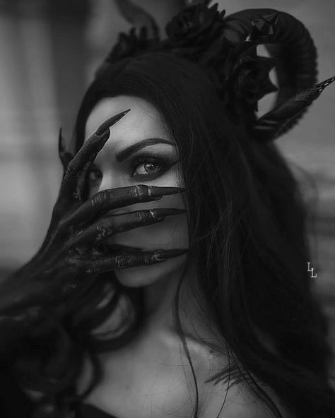 Halloween Photography, Arte Alien, Gothic Fantasy Art, Vampire Art, Goth Beauty, Halloween Photoshoot, Demon Art, Best Tattoo Designs, Beautiful Dark Art