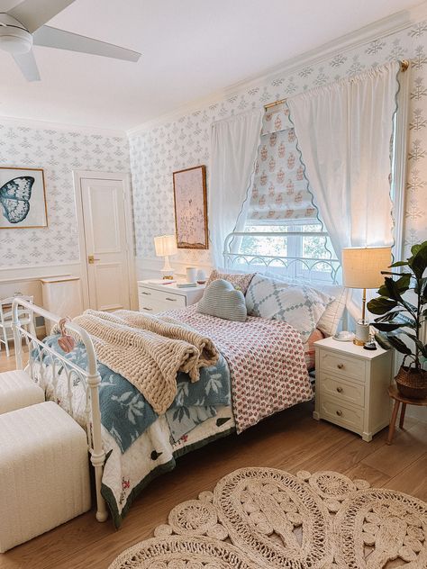 Ideas For Big Bedrooms, Blue Cottage Bedroom, Big Room Ideas Bedrooms, Dorm Bed, Dorm Living, Redecorate Bedroom, Apartment Decor Inspiration, Big Girl Rooms, House Room