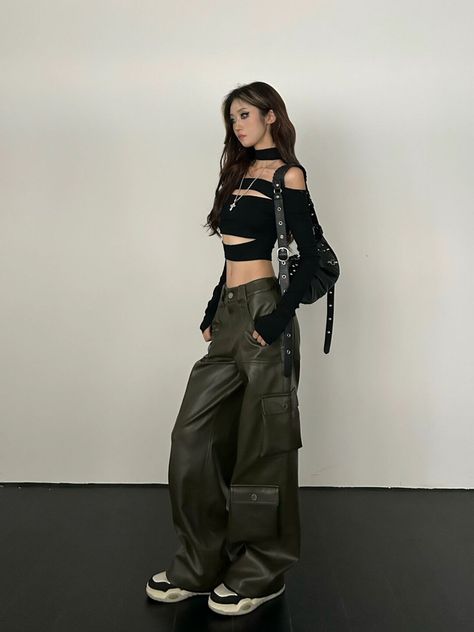 Cargo Pants Dance Outfit, Ateez Female Outfits, Rave Outfit Inspo Women, Streetwear Dance Outfit, Cyberspace Outfit, Kpop Green Outfit, K Pop Fashion Women, Punk Female Outfit, Kpop Club Outfit