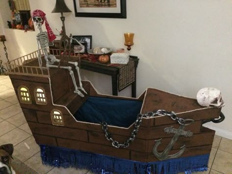 Wagon pirate ship Pirate Costume Kids Boys, Wagon Pirate Ship, Pirate Ship Wagon, Cardboard Pirate Ship, Pirate Halloween Decorations, Ship Pirate, Pirate Gifts, Pirate Boats, Pirate Theme Party