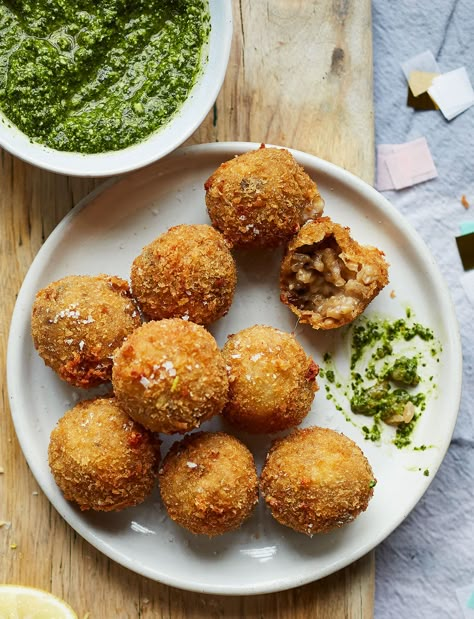 An ideal make-ahead recipe for entertaining, your guests won't be able to get enough of these porcini mushroom arancini. Vibrant green pesto is the perfect accompanying dip to these vegetarian risotto balls. Mozzarella Arancini, Mushroom Arancini, Vegetarian Pesto, Vegetarian Risotto, Arancini Recipe, Porcini Mushroom, Green Pesto, Diner Recept, Porcini Mushrooms