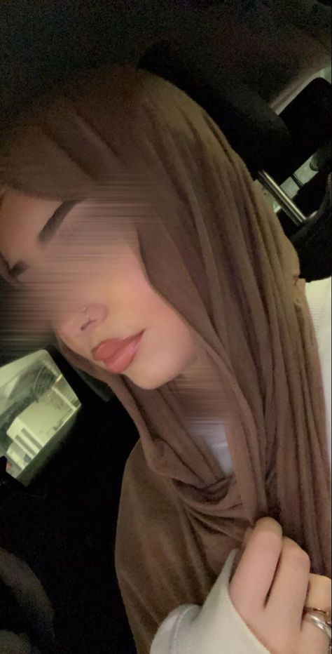 Hijabi Fits, Chica Cool, Brunette Hair With Highlights, Hijab Style Tutorial, Hijabi Aesthetic, Muslimah Aesthetic, Pretty Skin, No Face, Hijab Fashion Inspiration