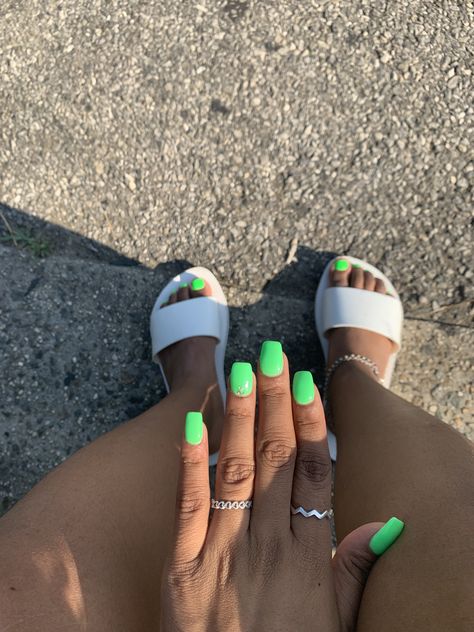 Green Mani Pedi, Green Sns Nails, Bright Green Nails, Green Mani, Short Oval Nails, Sns Nails, Long Acrylic Nail Designs, Dope Nail Designs, Short Acrylic