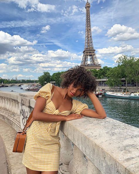 15 Fabulously Stylish French Women To Follow for Inspiration on Instagram - Hello Bombshell! French Aesthetic, Chique Outfit, Paris Mode, French Women, Influencers Fashion, The Eiffel Tower, Parisian Chic, How To Pose, French Girl