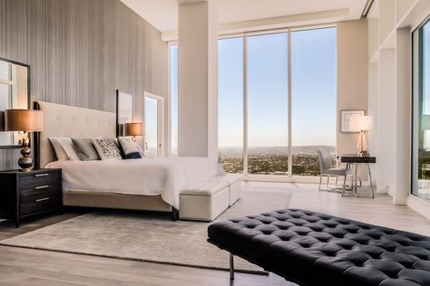 Inside the $65K/month penthouse at Ten Thousand in Century City - Curbed LAclockmenumore-arrow : There are even nice views from the bathtub Los Angeles Apartment Aesthetic, Los Angeles Penthouse, Los Angeles Apartment, High Rise Apartment, City Penthouse, Los Angeles Luxury, Dallas House, Luxury High Rise, High Rise Apartments