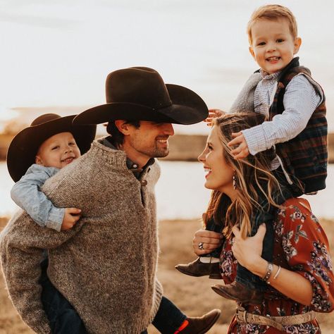 Family Praying Together Picture, Rustic Family Pictures, Western Family Pictures, Country Family Photos, Western Family Photos, Western Family, Studio Family Portraits, Cute Country Couples, Pictures With Horses