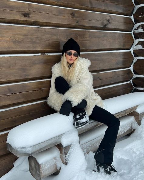 Après-ski Trend: How to Look Effortlessly Stylish After a Day on the Slopes – Ferbena.com Ski Lodge Outfit, Ski Trends, Ski Outfits For Women, Apres Ski Outfit, Vinter Mode Outfits, Ski Trip Outfit, Apres Ski Outfits, Ski Outfits, Ski Aesthetic