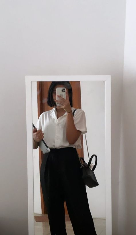 Office Mirror Selfie, Office Mirror, Campus Outfit, Pink Fits, Fitness Inspo, Fashion Makeup, Mirror Selfie, Ootd, Mirror