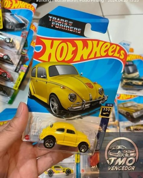 Via Tmo Hobbies Store Facebook (China based), we have our first in-package look a the new Hot Wheels x Transformers G1 Bumblebee Car. While we had some images of the toy itself some days ago, now we finally have a closer look at a carded item. This figure will be part of the 2024 Hot Wheels mainline K case.... G1 Bumblebee, Bumblebee Car, Hot Wheels Cars Toys, Hot Wheels Garage, Hot Wheels Toys, Transformers G1, Skyline Gtr, Movie Lines, Hot Wheels Cars