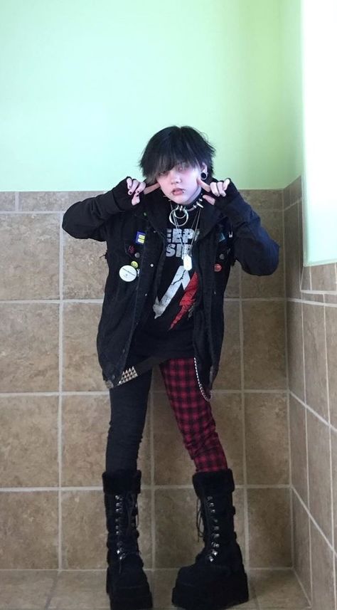 Scene Aesthetic Outfits Male, Scene Outfits Men, Trad Goth Men Outfits, Masculine Alternative Outfits, Alt Boy Outfit, Masc Scene Outfits, Scene Outfits Boy, Scene Fashion Male, Punk Boy Outfits