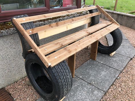 Old Tires Ideas Diy Outdoor Seating, Tire Bench, Old Tyre Ideas Diy Projects, Tyre Furniture Outdoor Seating, Tyre Craft, Tyre Garden Bench, Tyre Creative Ideas, Mechanics Garage, Tire Chair