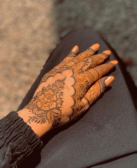 Henna Back Hand Designs, Semi Bridal Mehendi Design, Khafif Designs, Mahendi Designs, Eid Mehndi, Henna Wedding, Very Simple Mehndi Designs, Simple Mehndi Designs Fingers, Pretty Henna Designs