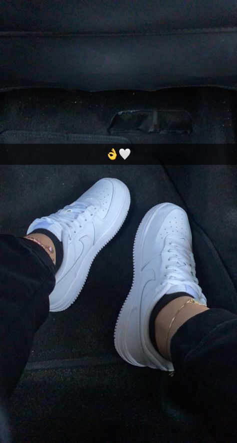 nike air forces Air Forces Aesthetic, Jutti Snap, Nike Force One, Shoes Snap, Nike Tennis Outfits, Air Force Ones Outfit, Nike Air Forces, Pink Nike Shoes, Nike Shoes Girls