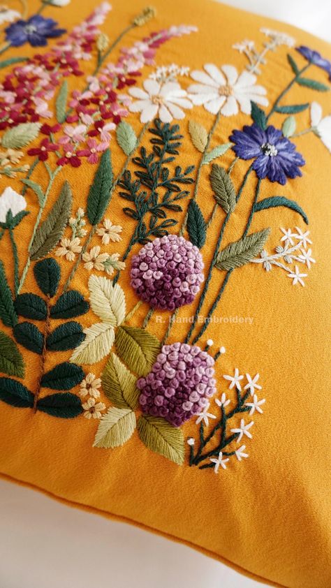 Koti Diy, Cushion Embroidery, Pillow Embroidery, Embroidered Throw Pillows, Floral Embroidery Patterns, Embroidery Hand, Creative Embroidery, Embroidered Pillowcases, Embroidered Cushions