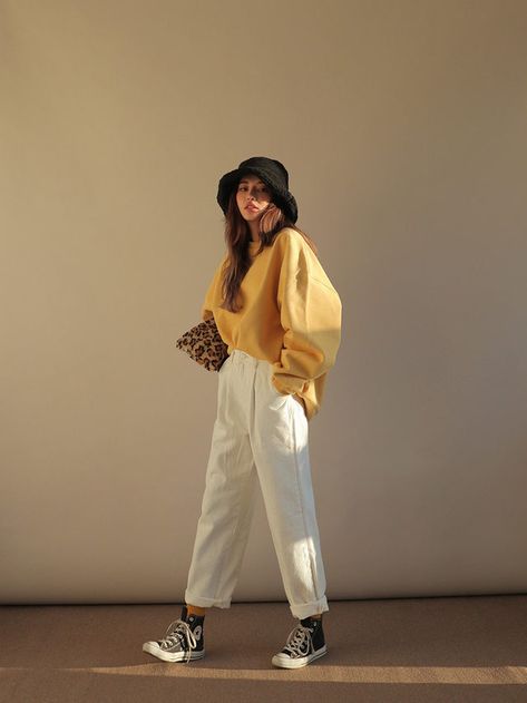 korean fashion casual style yellow sweatshirt white mom jeans black converse bucket hat Mode Purple, Look 80s, Birkenstock Outfit, Stile Hijab, Fashion Tips For Girls, Korean Fashion Casual, Yellow Sweatshirt, Korean Girl Fashion, Moda Vintage