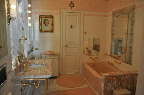 Ultimate Pink Bathroom | Flickr - Photo Sharing! 90s Bathroom, 80s Bathroom, 90s Interior Design, Marjorie Merriweather Post, Pink Bathrooms, 90s Interior, 90s House, 80s Interior Design, 80s House