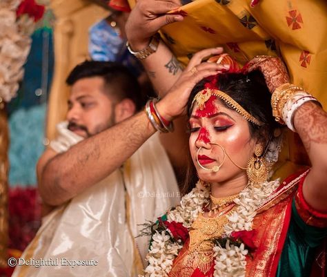 The Auspicious Bengali Marriage Dates in 2021 From the Panjika Maharashtrian Brides, Bengali Marriage, Muskan Sharma, Nepali Culture, Marriage Photoshoot, Indian Wedding Pictures, Bride Groom Photoshoot, Monsoon Wedding, Amazing Dp