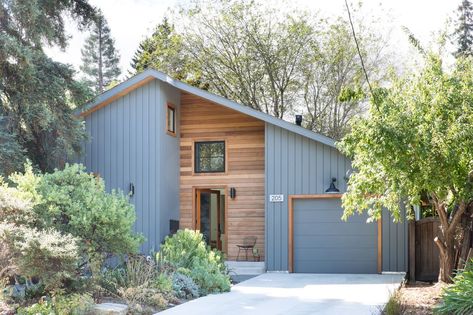 Reverse board with batten and cedar siding add a unique touch to the home's exterior. Scandinavian Exterior, Scandinavian Exterior Design, Mid Century Exterior, Vertical Siding, San Francisco Houses, Cedar Siding, Menlo Park, Grey Paint Colors, Wood Siding