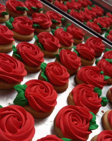 Red Rose Cupcakes, Rose Sugar Cookies, Valentines Cakes And Cupcakes, Rose Icing, Valentines Baking, Rose Cookies, How To Make Icing, Christmas Cake Designs, Elegant Birthday Cakes