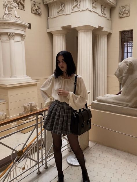 Comfy Museum Outfit, Museum Curator Outfit, Museum Visit Outfit, Art Museum Date Outfit, Rich Outfits, Museum Curator, Museum Outfit, Museum Visit, Dark Academia Outfit