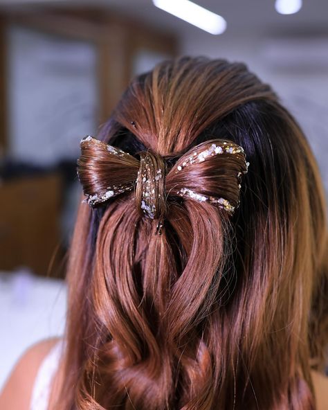 Waves that Sparkle and Bow that Shines ✨💃🏻 A perfect Hairstyle for Reception / Sangeet 💕 . . . #makeuplooks #makeupoftheday #haldilook #haldibride #makeupproducts #makeuptrends #makeupface #makeuplook #ahmedabadmakeupartist #ahmedabadmakeup #makeupartistinahmedabad #Heenarohramakeupartist [ Makeup Artist in Ahmedabad | Makeup Artist | Hairstyle | Sangeet Hairstyle | Heena Rohra | Ahmedabad Makeup Artist ] Sparkle Hairstyles, Hairstyle For Sangeet, Shadi Hairstyles, Hairstyle For Reception, Sangeet Hairstyles, Embellished Wedding Dress, S Wave, Wedding Headdress, Perfect Hairstyle