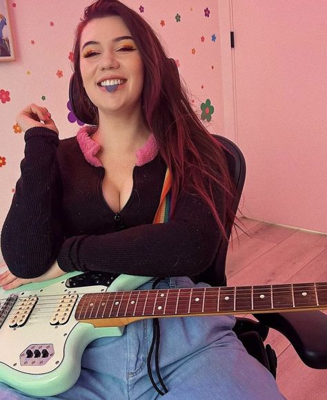 Jessie Peage, Jessie Paege, Gay Aesthetic, Attractive People, Role Models, Pretty People, Fangirl, Like You, Guitar