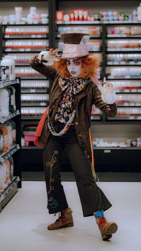 Alice In Wonderland Aesthetic Outfit Men, Mad Hatter Live Action, Mad Hatter Cosplay Men, Madhatters Costume Diy, Mad Hatter Costume Female Diy Easy, The Mad Hatter Costume, Mad Hatter Outfit, Cheshire Cat Cosplay, Johnny Depp Mad Hatter