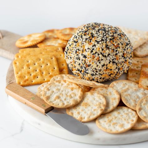 Everything Bagel Cheese Ball Everything Bagel Cheeseball, Nye Apps, Everything Bagel Cheese Ball, Raw Veggies, Ball Recipes, Bagel Chips, Cheese Ball Recipes, Cheese Balls, Thanksgiving Appetizers