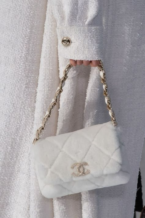 Fernanda Fernandes|Blog das dicas ⚡#bolsas #fashion #style #blogger #blog #tendência #photographyday #photo #chanel #estilosa #on #estilo #love #acessorios Trendy Purses, Luxury Bags Collection, Tas Bahu, Aesthetic Bags, Mode Chanel, Chanel Cruise, Chanel Couture, Cindy Kimberly, Girly Bags