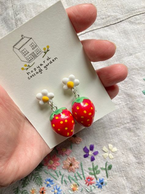 Polymer Strawberry, Diy Strawberry Earrings, Strawberry Earrings Clay, Strawberry Polymer Clay Earrings, Cottagecore Polymer Clay, Strawberry Clay Earrings, Fruit Clay Earrings, Polymer Clay Strawberry, Clay Strawberry