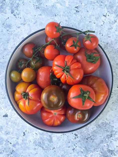 Heirloom or heritage tomatoes are simply stunning ingredients to use in salads. Their vibrant colours and natural sweetness create excellent accompaniments to your main meal. Tomato Artichoke Salad, Mint Salad Dressing, Heritage Tomatoes, Artichoke Salad Recipes, Gluten Free Salad, Artichoke Salad, Bruschetta Toppings, Canned Artichoke Hearts, Gluten Free Salads