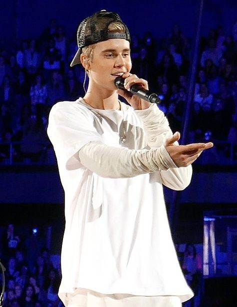 Justin Bieber from an article about pop songs for Tenors Justin Bieber Singing, Jasmine Villegas, Mtv Music Awards, Justin Love, Justin Bieber Posters, Justin Bieber Wallpaper, Justin Bieber Pictures, Hair Color Light Brown, I Love Justin Bieber