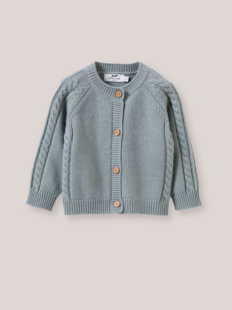 Le cardigan toujours parfait qui réchauffe avec style toutes les chemises et guimpes de votre petite fille. A noter sa belle torsade travaillée qui lui donne un caractère authentique.Torsades aux manches et les côtés. Boutons en boisFinition bord-côtesLegging assorti sur notre site Pull Sweat