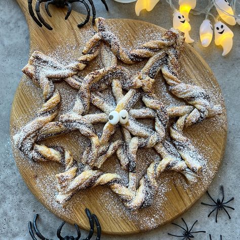 You can't go wrong with a delicious Puff Pastry Spiderweb filled with creamy hazelnut spread. Halloween Puff Pastry Ideas, Halloween Dessert Dip, Halloween Puff Pastry, Basil Appetizers, Nutella Candy, Halloween Veggie Tray, Puff Pastry Ideas, Delicious Halloween Desserts, Puff Pastry Snacks