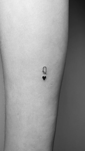 winterstone on Instagram: "QUEEN OF HEARTS Find your queen and never let go! #love #queen #hearts #tattoo #tattooedgirls #girlswithtattoos" Simple Queen Of Hearts Tattoo, Minimalist Queen Tattoo, Small Queen Tattoos For Women, Find Your Way Tattoo, Small Queen Tattoo, Q Heart Tattoo, Q Tattoo Letter Heart, Q Tattoo Queen, K Of Hearts Tattoo